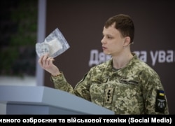 Представитель Центра исследований трофейного и перспективного вооружения и военной техники Андрей Рудик демонстрирует российскую гранату РГ-Во