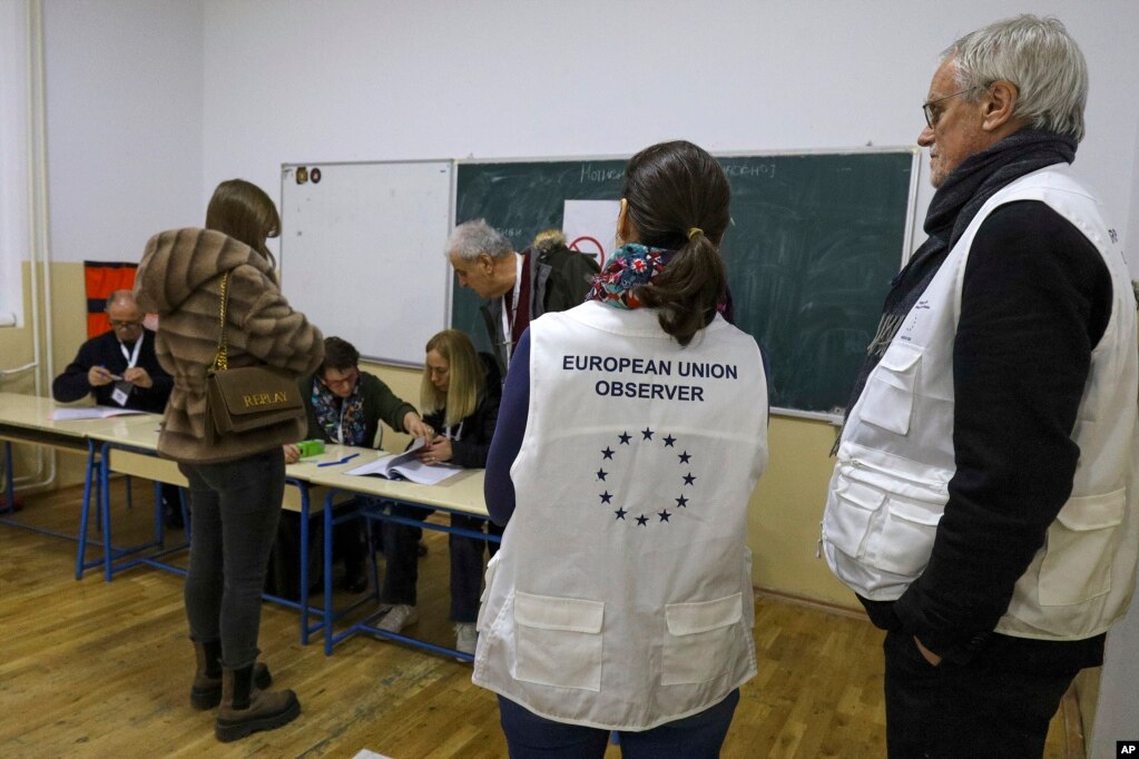 Vëzhguesit e zgjedhjeve të Bashkimit Evropian shikojnë procesin në një qendër votimi në pjesën veriore të qytetit të Mitrovicës, Kosovë.