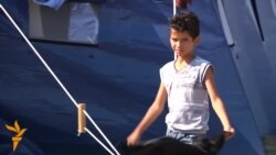 Помош, но и трговија во камповите за мигранти