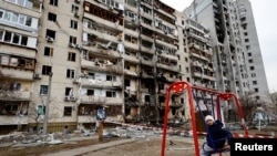 Пошкоджений російським обстрілом житловий будинок у Києві, 25 лютого 2022 року