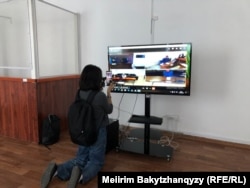 "Алауыздық қоздырды" деп айыпталған 19 адамның ісі бойынша процесске кіре алмаған журналистер оларға шыққан үкімді бөлек бөлмедегі монитордан тыңдады. Талдықорған, 13 сәуір, 2026 жыл.