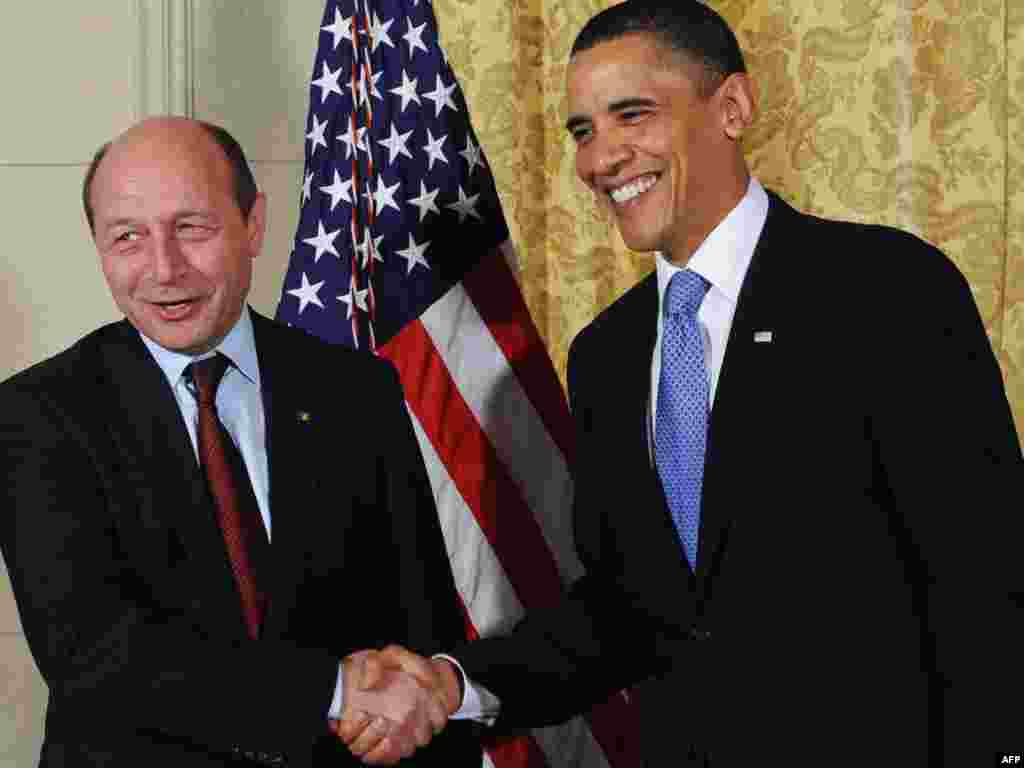 Predsjednici i Rumunije Barack Obama i Traian Basescu uoči svječane večere u američkoj ambadadi u Pragu