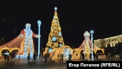 В Симферополе самые яркие новогодние инсталляции установили на площади Ленина