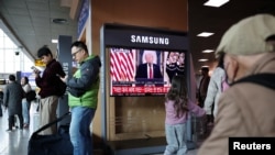 Ecran TV cu transmisia în direct a discursului lui Trump la Seul, pe 2 aprilie 2026. Coreea de Sud este una din puterile economice asiatice afectate direct de războiul cu Iranul, luându-și aproape tot combustibilul fosil din zona Golfului Persic.