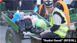 Назди яке аз бозорҳои Душанбе