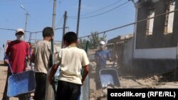 O`shni varonalardan tozalash uchun o`zbeklarga berilayotgan 300 som pul ham tortib olinyapti.