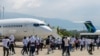 Deportovani migranti pokušavaju se ponovo ukrcati u avion na aerodromu u Port-au-Princeu, Haiti (21. septembar 2021.)