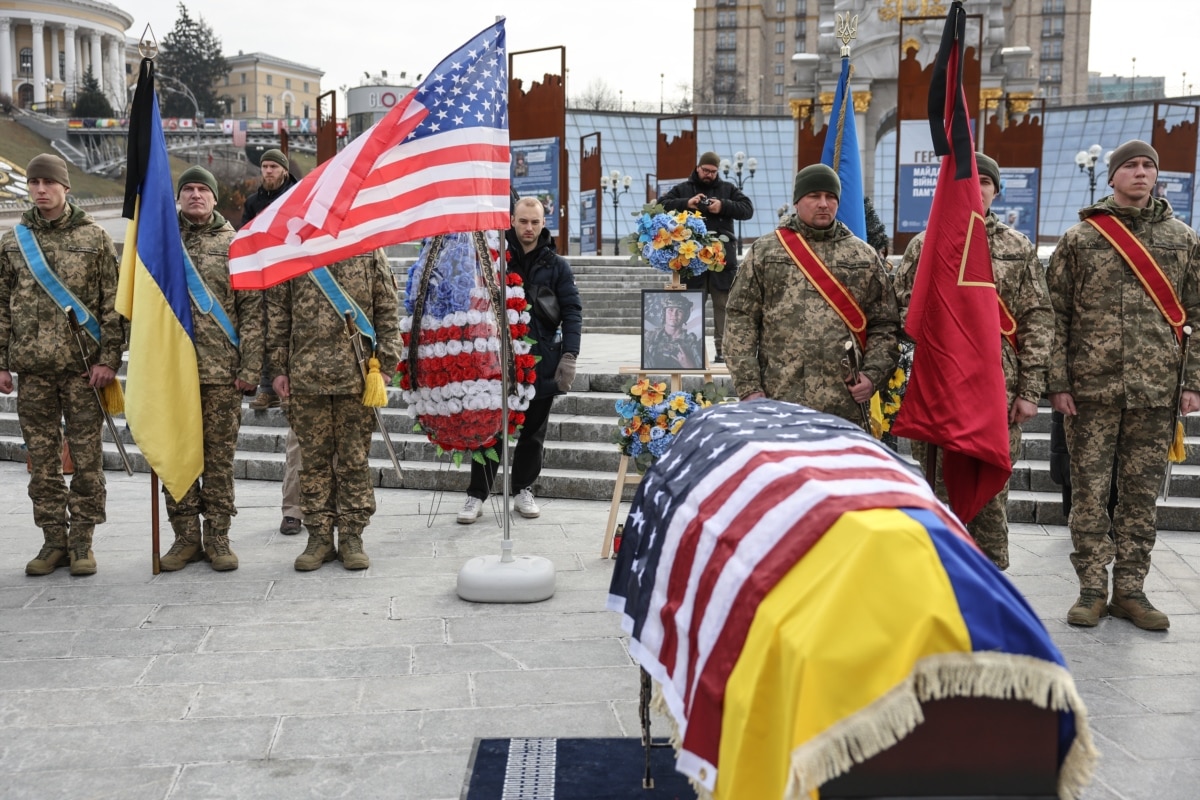 В Україні він<a href="https://hromadske.ua/en/amp/war/244447-parents-voted-for-trump-their-son-died-for-ukraine-story-of-21-year-old-american-who-defended-avdiivka-and-saved-wounded-in-krynky" class="wsw__a"> приєднався</a> до 131-го розвідувального батальйону «Відьмак». За даними побратимів, він загинув під Авдіївкою Донецької області, рятуючи пораненого товариша. Його ідентифікували за татуюванням IGY6 (I Got Your 6 – «Я тебе прикрию»), яке він носив як символ бойового братерства.<br><br>На фото: церемонія прощання із військовослужбовцем ЗСУ, громадянином США, 21-річним Ітаном Гертвеком, який загинув наприкінці 2023 року, Київ, лютий 2025 року<br><br>
