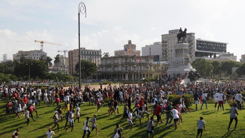 کیوبا کې زرګونه کسانو د حکومت پر ضد یو بې‌ساری لاریون وکړ