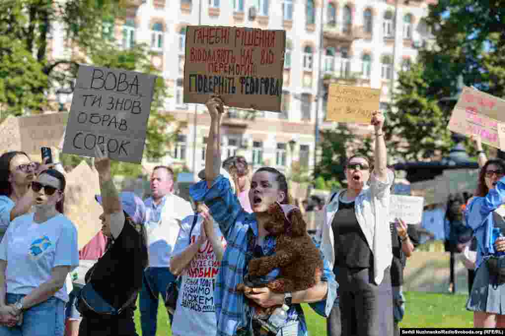 Протестувати люди прийшли зі своїми чотирилапими друзями