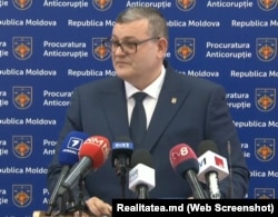 Șeful Procuraturii Anticorupție, Marcel Dumbravan, vorbindu-le jurnaliștilor într-un briefing pe 23 aprilie 2026