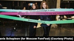 Лола Тагаева (слева) и Ирина Изотова, организаторы фестиваля Moscow FemFest 2020 