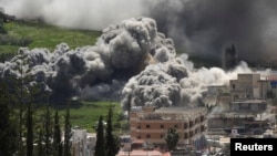 İsrailin Livanın Nəbatiyə bölgəsinə hücumundan sonra tüstü qalxır