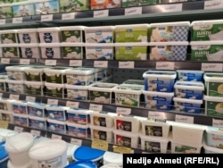 Produkte qumështi në raftet e një marketi në Prishtinë, 8 dhjetor.