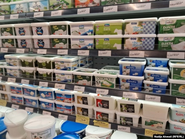Produkte qumështi në raftet e një marketi në Prishtinë, 8 dhjetor.