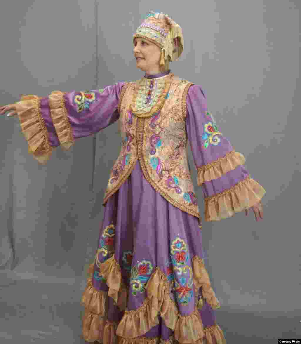 &quot;Бу рәсемнәрдә төсләр, бизәүләр, баш киемнәре, изүне костюм өстеннән кую, алъяпкычны чуар күлмәк белән кию &ndash; барысы да татар киемен эстетик һәм форма ягыннан бозып күрсәтү&quot;