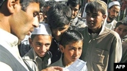 Спасайся кто может. Грамотный афганец знакомится с листовкой, предупреждающей о начале военной операции