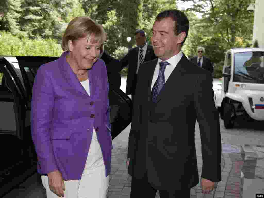 Nasmejani kancelarka i predsednik - Rusija (Soči): Nemačka kancelarka Angela Merkel i ruski predsednik Dmitrij Medvedev pre početka rusko-nemačkih razgovora, 14. avgust. Dvoje lidera su razgovarali o jačanju ekonomskih i strateških veza dve zemlje, a u susretu s novinarima su poručili da žele da pomognu svojim narodima da prevaziđu posledice recesije. Tokom razgovora u crnomorskom letovalištu ruskog predsednika bilo je reči i o ruskoj kompaniji koja je vlasnik dela akcija nemačkog proizvođača automobila Opela.