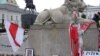 Бел-чырвона-белы сьцяг з жалобнай стужкай каля Прэзыдэнцкага палаца ў Варшаве