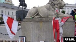 Бел-чырвона-белы сьцяг з жалобнай стужкай каля Прэзыдэнцкага палаца ў Варшаве