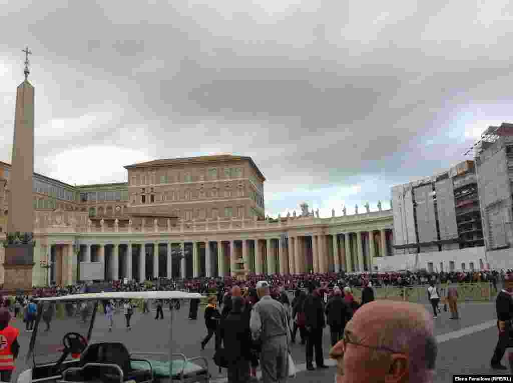 Из второго справа окна верхнего этажа этого здания появится Папа Франциск