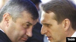 После вчерашнего визита группы депутатов, известных своей лояльностью Эдуарду Кокойты, в Москву к спикеру Государственной Думы Сергею Нарышкину местное экспертное сообщество забеспокоилось: не является ли этот визит признаком активизации команды Кокойты, 