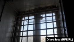 Окно в камере для заключенных, находящихся на строгих условиях содержания. Шымкент, октябрь 2015 года.