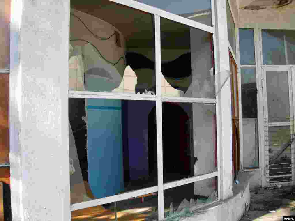 Түнкү клубга айланган планетарийдин имараты азыр болсо минтип талкаланып, ээн калды - Kyrgyzstan -- The former planetarium in Bishkek, 27nov2008 