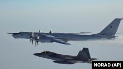 Un avion de recunoaștere maritimă rusesc Tu-142, în dreapta sus, este interceptat în apropierea coastei Alaskăi, 9 martie 2020