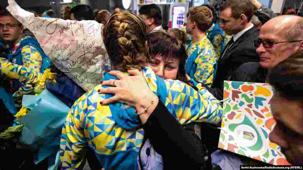 Мама зі сльозами щастя зустрічає чемпіонку ІІІ Юнацьких Олімпійських ігор Ярославу Магучіх (стрибки у висоту)