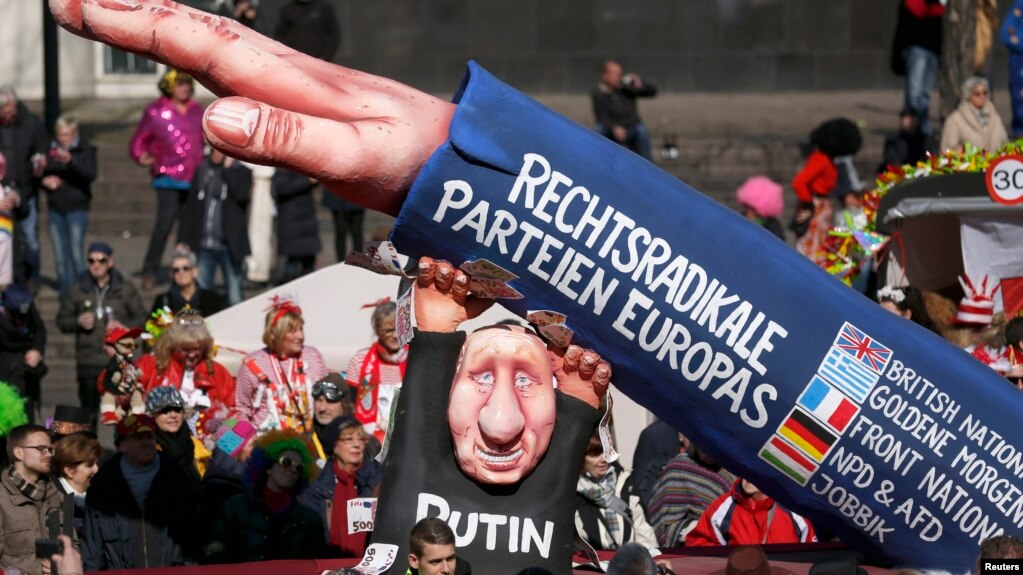 Владимир Путин и его крайне правые европейские союзники глазами участников прошлогоднего карнавала в Дюссельдорфе