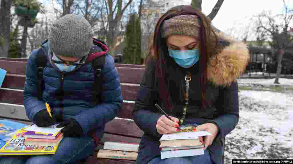 Все желающие могли подписать открытки для крымчан