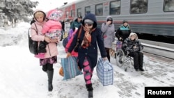 Беженцы с Восточной Украины выходят из поезда в России