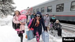 Біженці з Донбасу виходять із поїзда в Росії. Лютий 2015 року