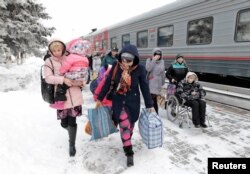Беженцы с Украины в российском Ставрополе. По данным ООН, в Россию с востока Украины перебрались более 100 тысяч человек. В другие регионы Украины, по данным украинских чиновников, – более 700 тысяч