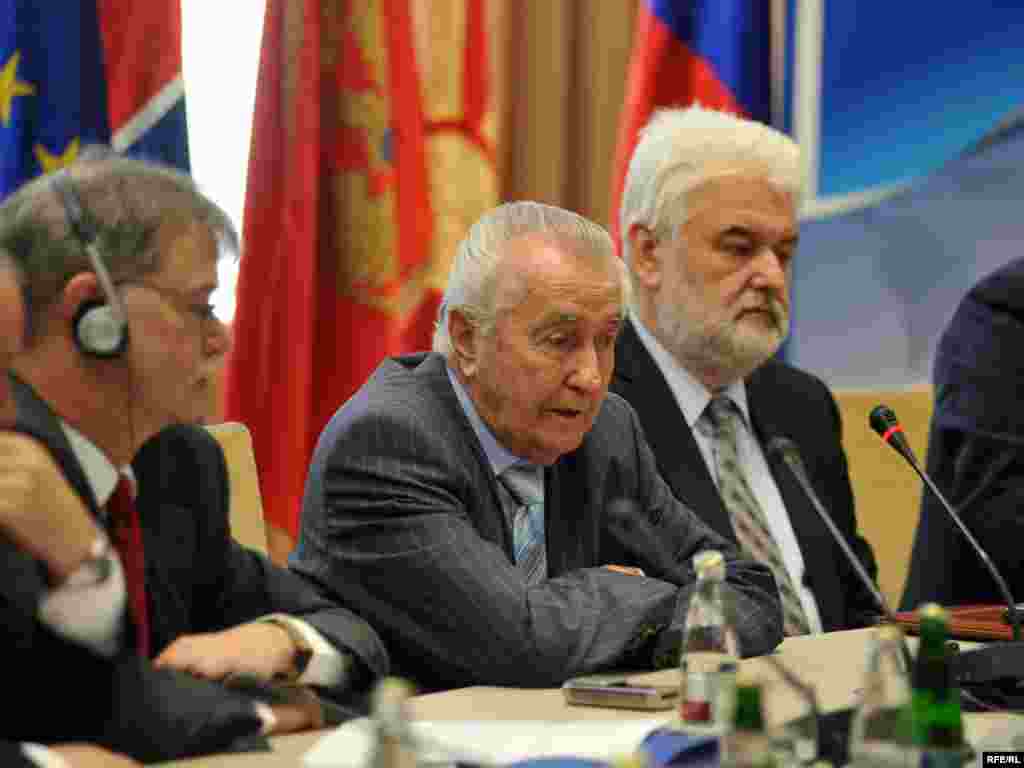 Srbija - Ante Marković predlaže - Bivši premijer, bivše Jugoslavije, Ante Marković, predložio je na konferenciji ministara rada u Beogradu da bi jedan od načina izlazaka iz ekonomske krize mogla biti carinska unija zemalja u regiji. ¨Još je rano¨ stigla je poruka iz Hrvatske.