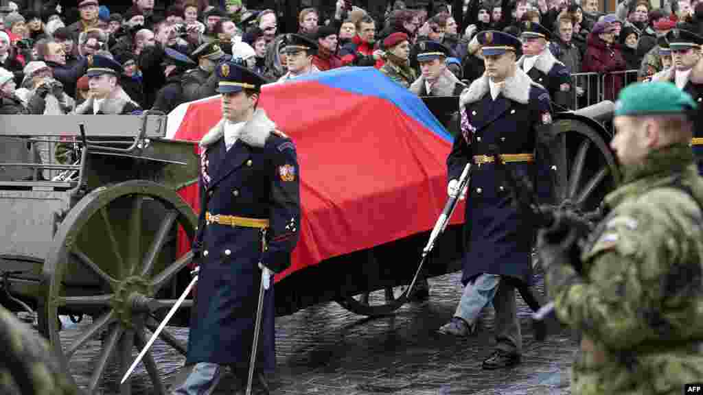 Почина поранешниот претседател на Чешка, Вацлав Хавел. Илјадници чеси, но и странски државници му оддаваа почит. Прага, декември 2011