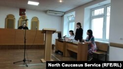 Заседание Промышленного райсуда во Владикавказе по делу о родительских правах, Светлана Караева крайняя справа