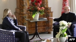 Ҳомид Карзай зимни мулоқот бо Ҳилларӣ Клинтон, 5-уми декабри соли 2011,Бонн.