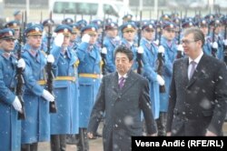 Shinzo Abe primit ceva mai devreme la Belgrad de președintele Aleksandar Vucic