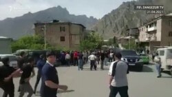 «Թոքաբորբով հիվանդ ախպորս կարմիր բերետավորները տնից հանել, գցել են ավտոն ու տարել. չգիտենք ինչի համար», պատմում է Շուռնուխի գյուղապետը