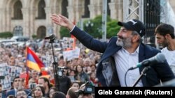 Опозицискиот лидер Никол Пашинијан ги поздравува демонстрантите на вчерашните протести во Ереван 