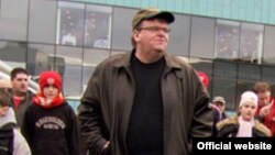 Amerikan kinorežissýory Maýkl Mur (Michael Moore).