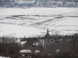 Privire de pe drumul Șipote-Răuseni asupra monumentului de la Rediu-Răuseni, decembrie 2019