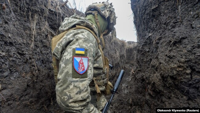 Військовослужбовець ЗСУ в окопі на бойових позиціях біля лінії розмежування неподалік від містечка Нью-Йорк Донецької області, 9 лютого 2022 року