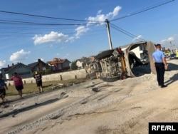 Një zyrtar policor shihet pranë kamionit që u përfshi në aksindetin e trafikut afër Sllatinës.