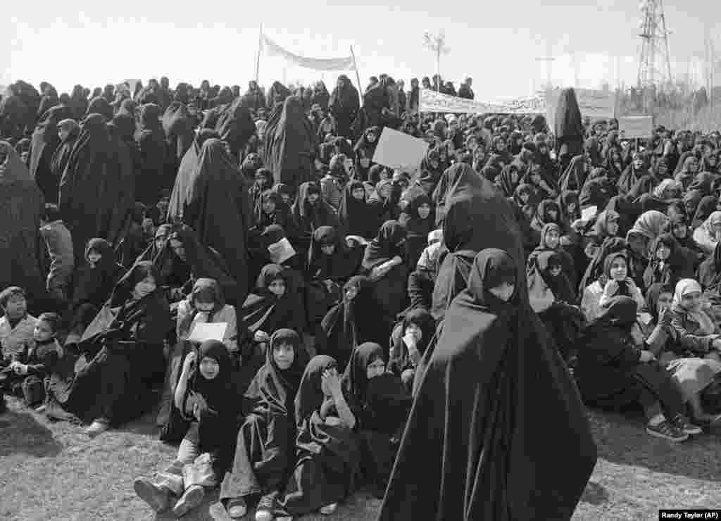 Десятки тысяч иранских женщин собрались в Тегеране 16 марта 1979 года, чтобы поддержать призыв аятоллы Хомейни к женщинам придерживаться исламских законов. Это включало ношение длинной черной одежды.