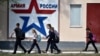 Numărul de elevi din regiunea transnistreană a scăzut dramatic în ultimii ani. În această imagini din septembrie 2021, un grup de elevi trece pe lângă sediul GOTR din Tiraspol.