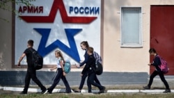Numărul de elevi din regiunea transnistreană a scăzut dramatic în ultimii ani. În această imagini din septembrie 2021, un grup de elevi trece pe lângă sediul GOTR din Tiraspol.