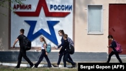 Numărul de elevi din regiunea transnistreană a scăzut dramatic în ultimii ani. În această imagini din septembrie 2021, un grup de elevi trece pe lângă sediul GOTR din Tiraspol.